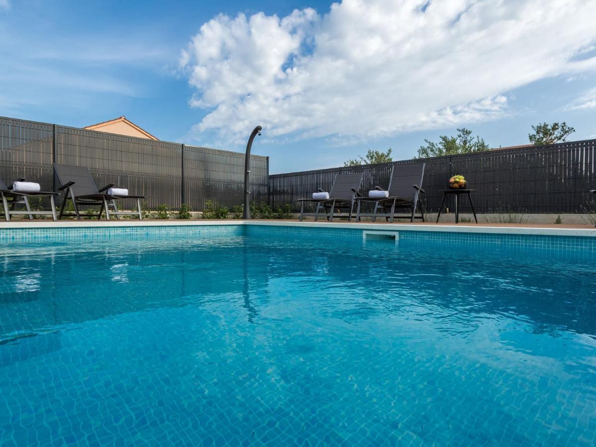 Luxury With Private Heated Pool Vila